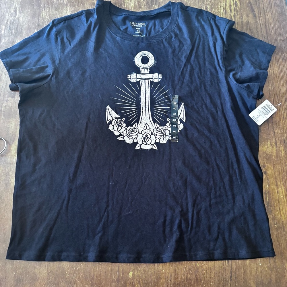 Torrid Tee Black with Nautical Design. Size 00 is oversized so fits‎ like an XL